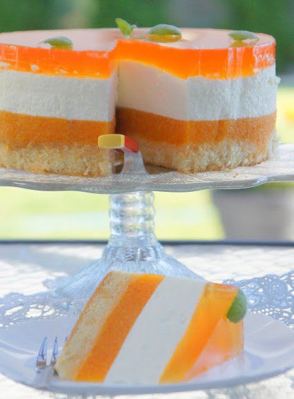 Йогуртовый торт без выпечки с консервированными персиками - Лайфхакер